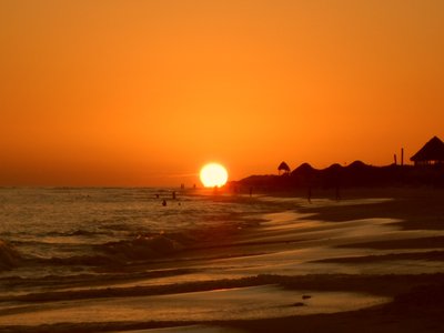 Photo prise de la plage du Pélicano le 13 décembre montrant le coucher du soleil sur la plage du Sol