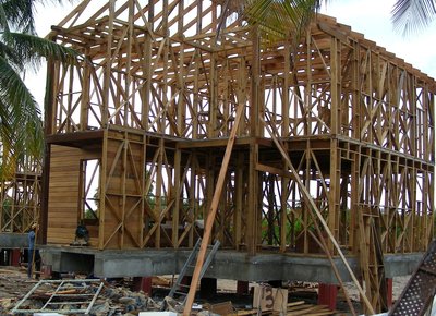 Structure de bois en achèvement, cabanes côté tienda Villa Iguana