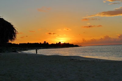 Lever de soleil vue de la plage en face du Pelicano...